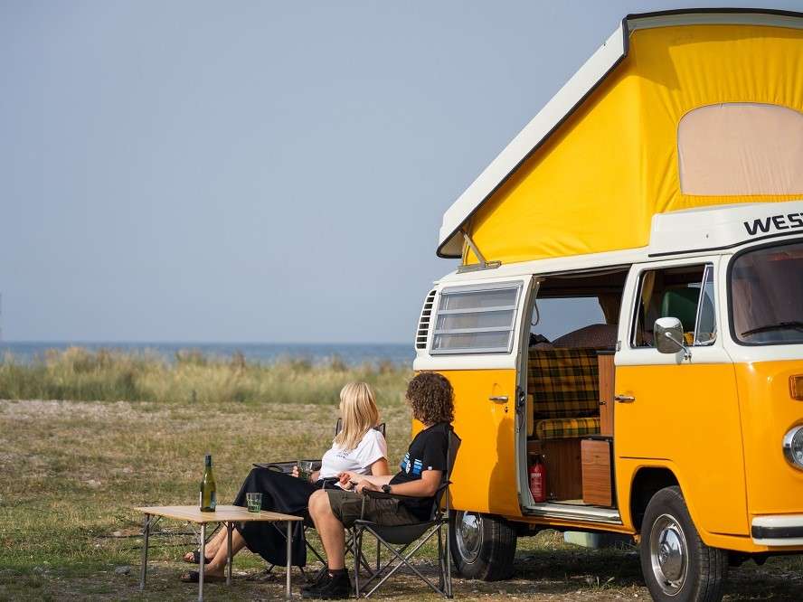 Fehmarn Vanlife Kitecamp, Camper am Strand