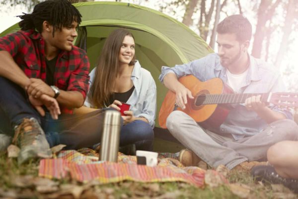 Camping, Menschen die Musik machen und zusammensitzen
